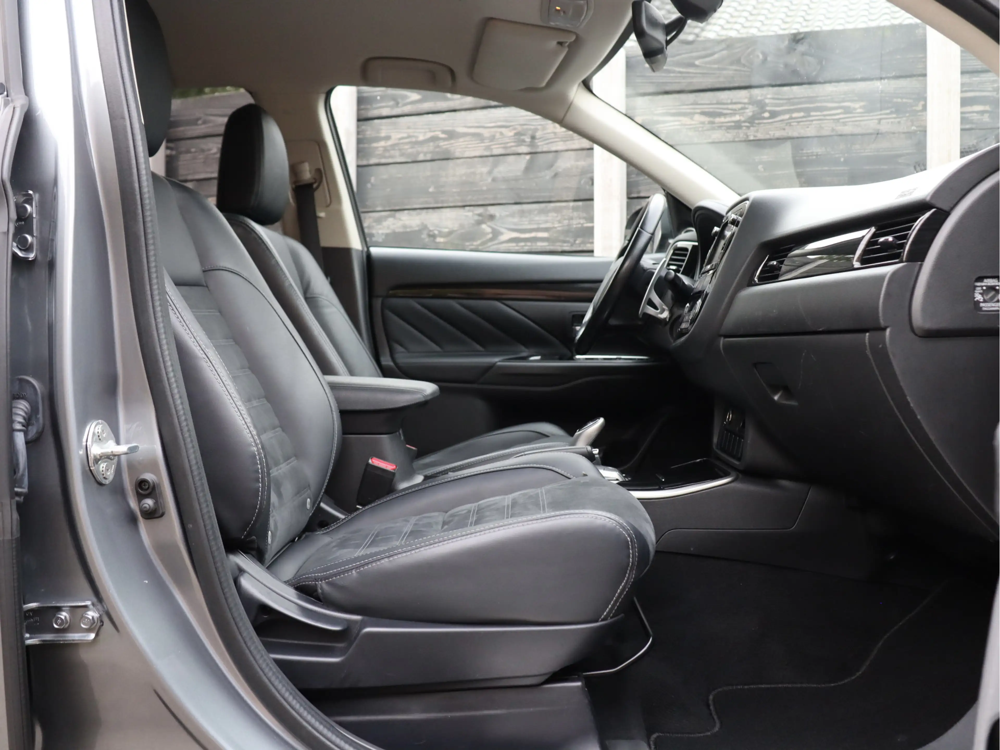 Mitsubishi Outlander 2.0 PHEV Executive Edition NL-auto | bullbar | 20 — photo 29