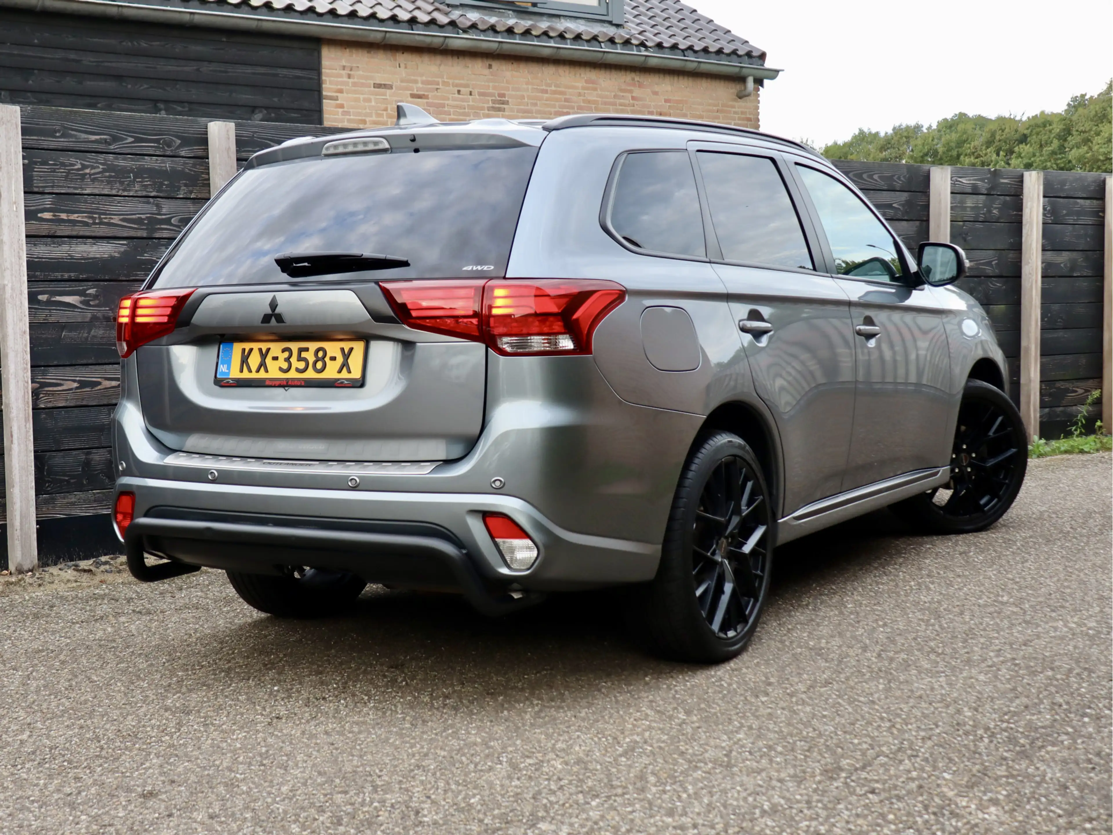 Mitsubishi Outlander 2.0 PHEV Executive Edition NL-auto | bullbar | 20 — photo 24