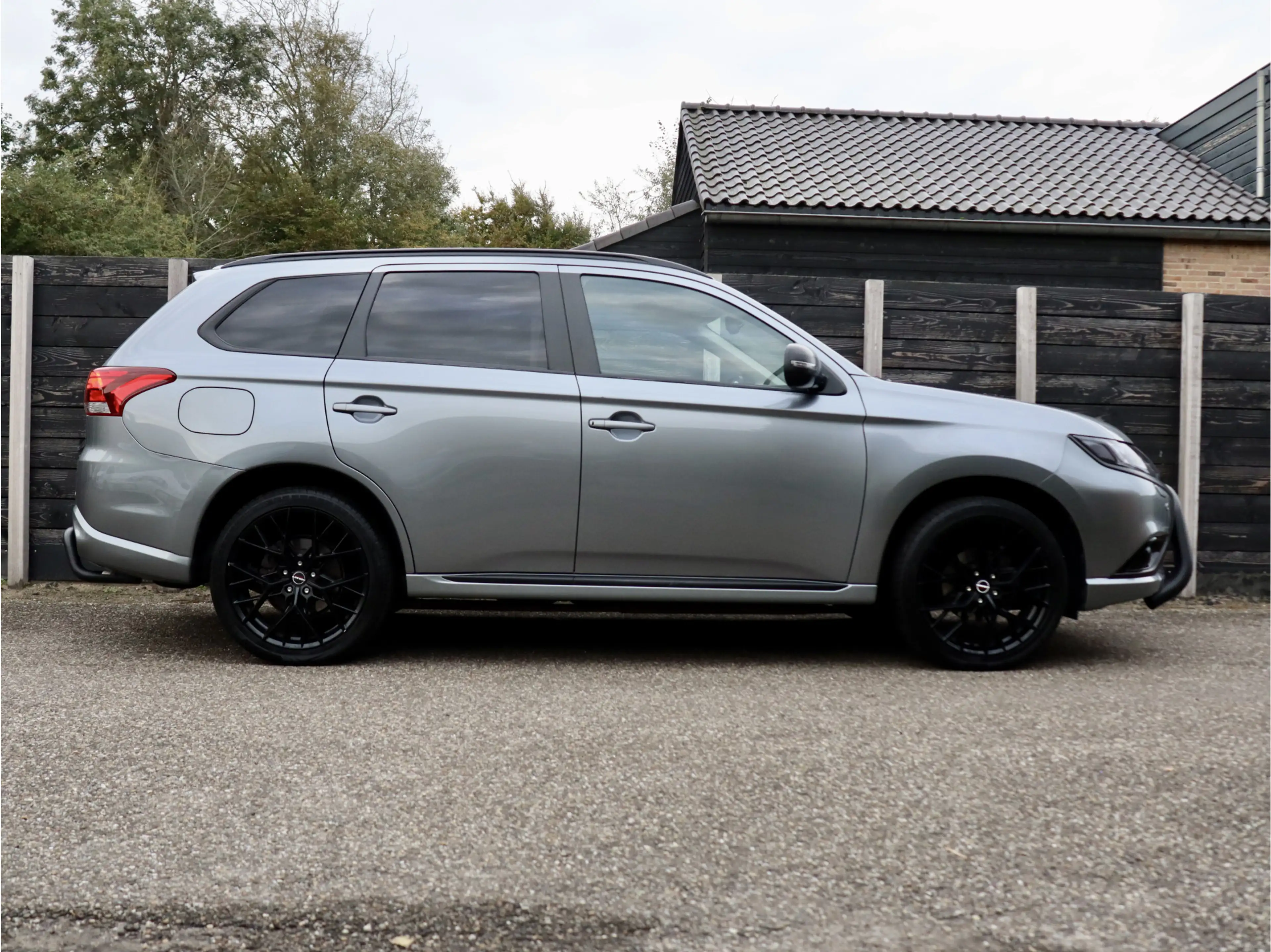 Mitsubishi Outlander 2.0 PHEV Executive Edition NL-auto | bullbar | 20 — photo 31