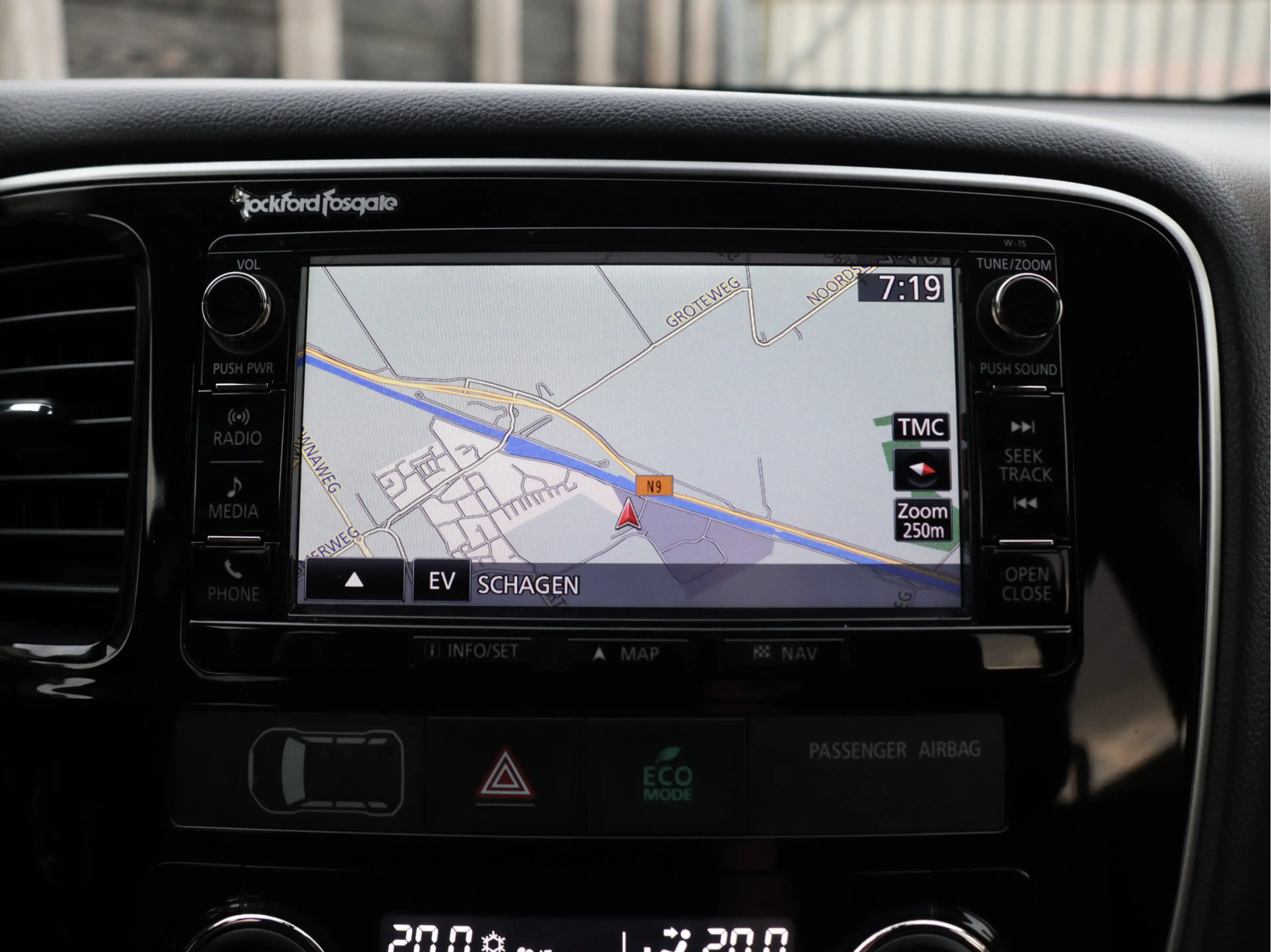 Mitsubishi Outlander 2.0 PHEV Executive Edition NL-auto | bullbar | 20 — photo 37