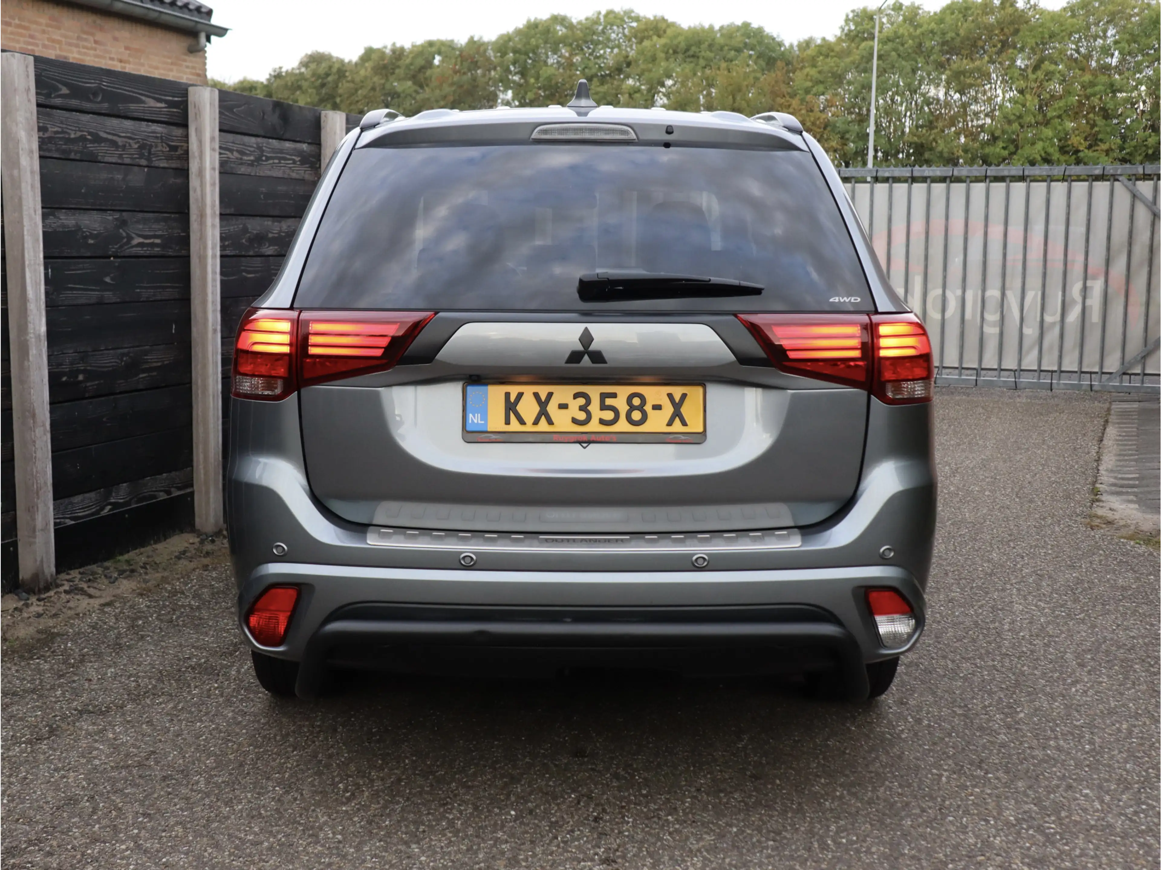Mitsubishi Outlander 2.0 PHEV Executive Edition NL-auto | bullbar | 20 — photo 22