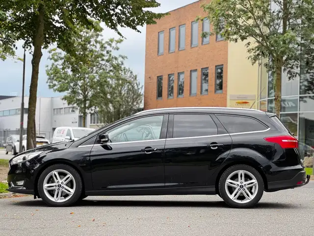 Ford Focus view 2