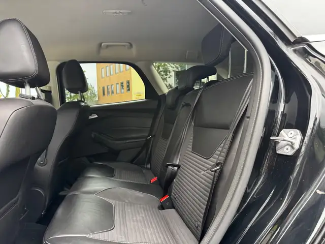 Ford Focus view 12