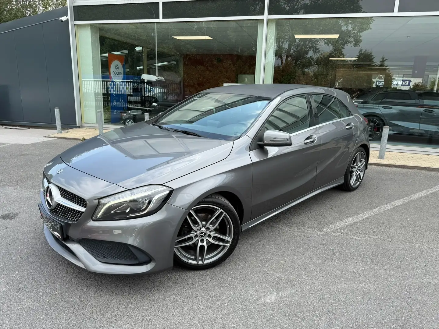 Mercedes-Benz A 180 AMG LINE / CAM / GPS / CARPLAY / ZETELVERWAMING Gris - 2