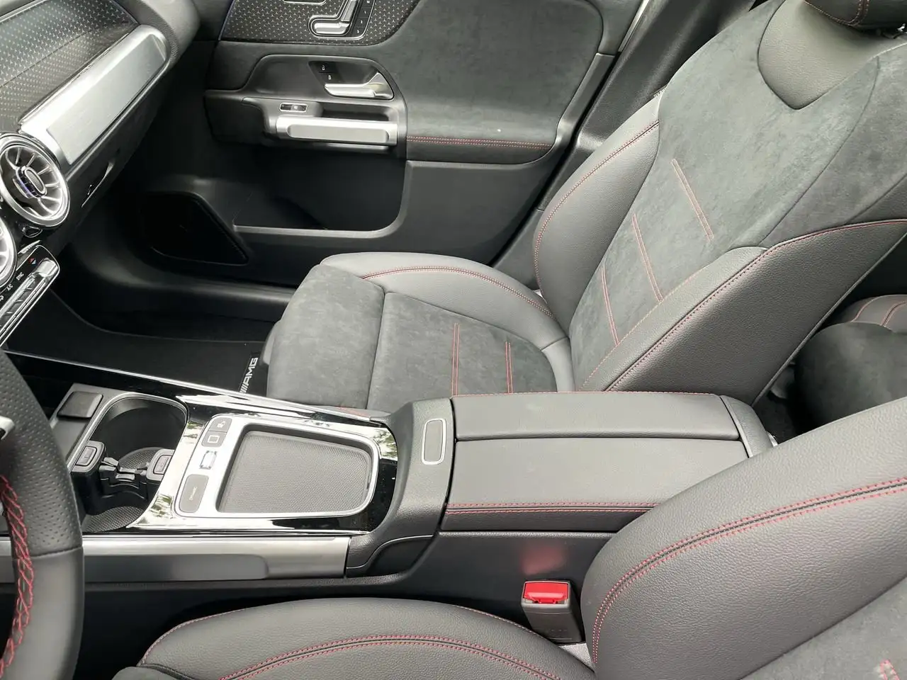 Mercedes-Benz GLB снимка Mercedes-Benz GLB