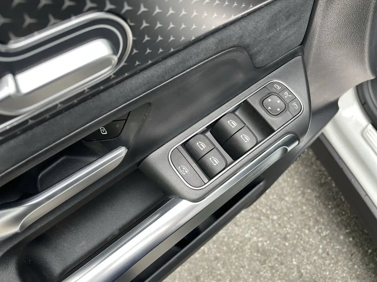 Mercedes-Benz GLB снимка Mercedes-Benz GLB