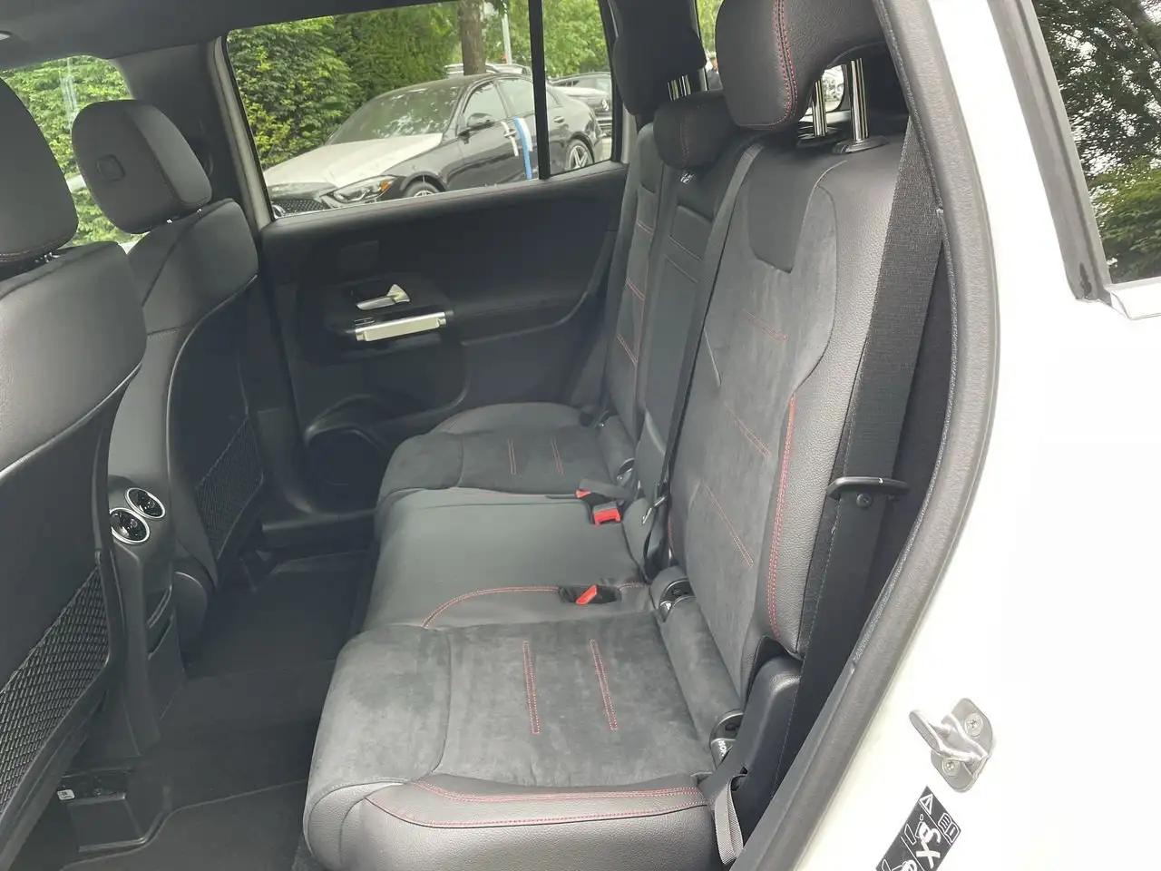 Mercedes-Benz GLB снимка Mercedes-Benz GLB