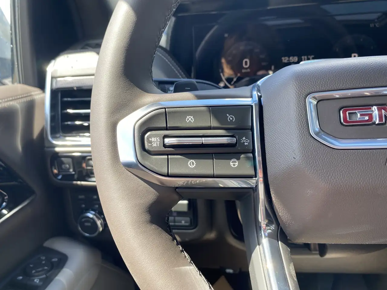 GMC Yukon снимка GMC Yukon