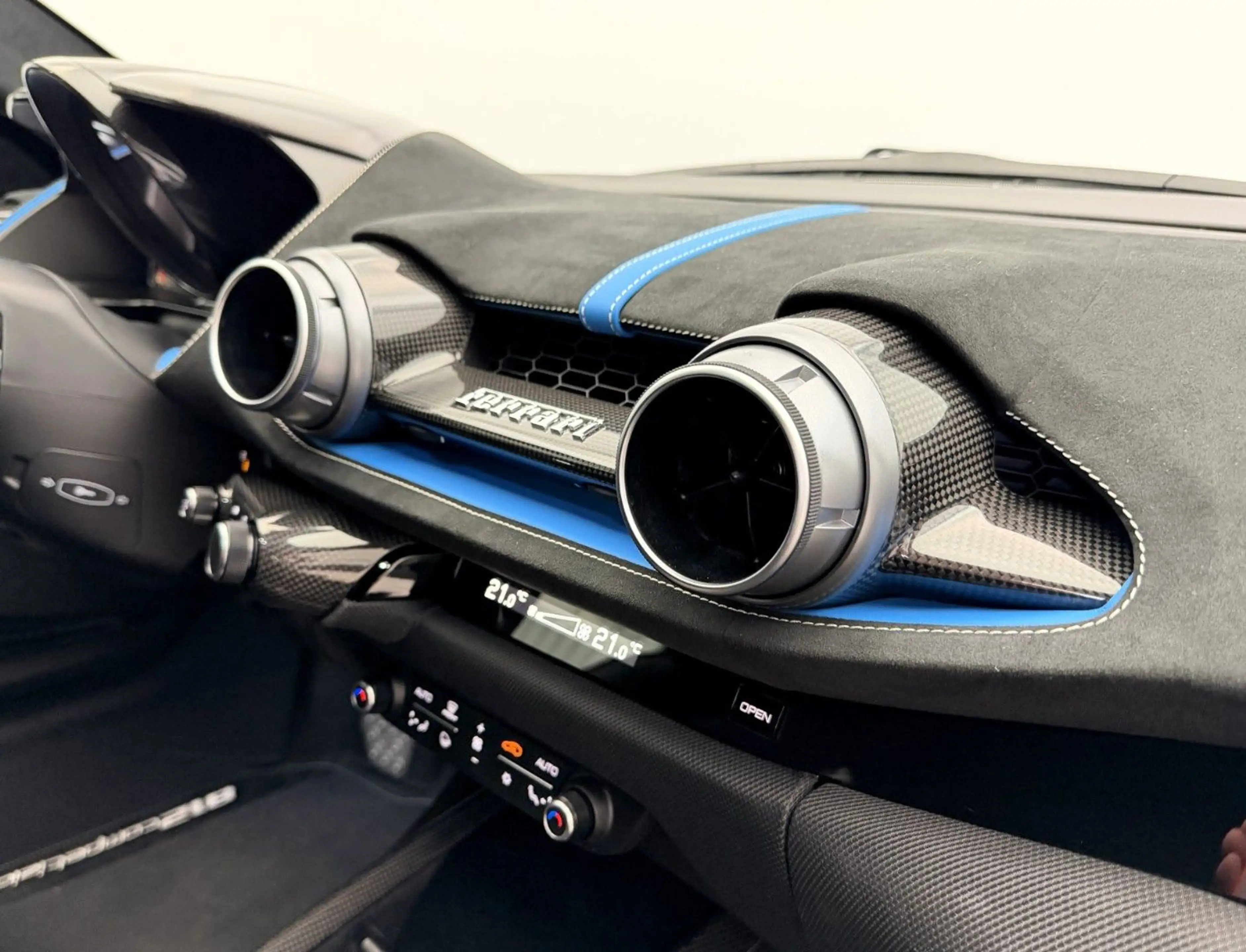 Ferrari 812 Competizione — photo 13