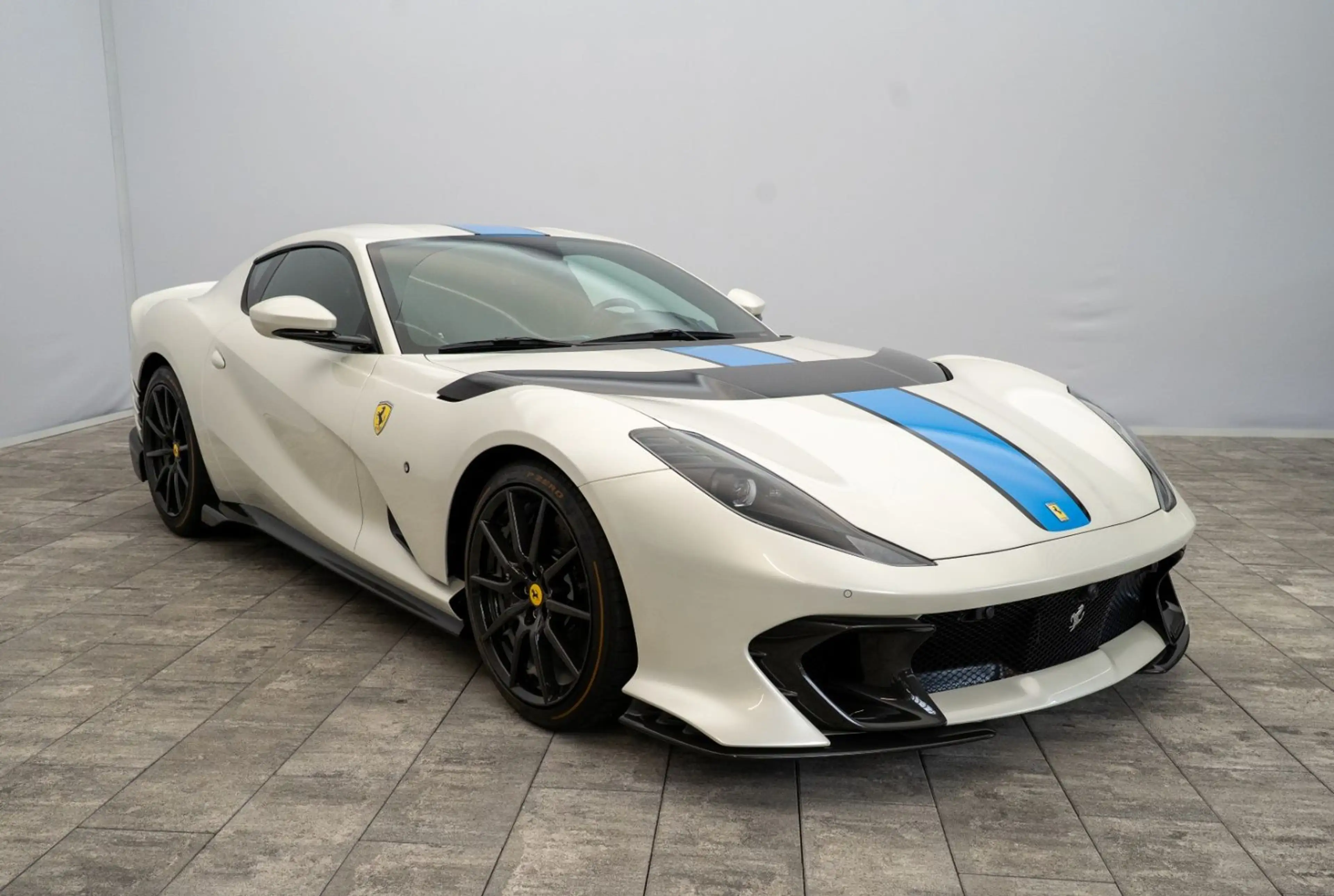 Ferrari 812 Competizione — photo 2