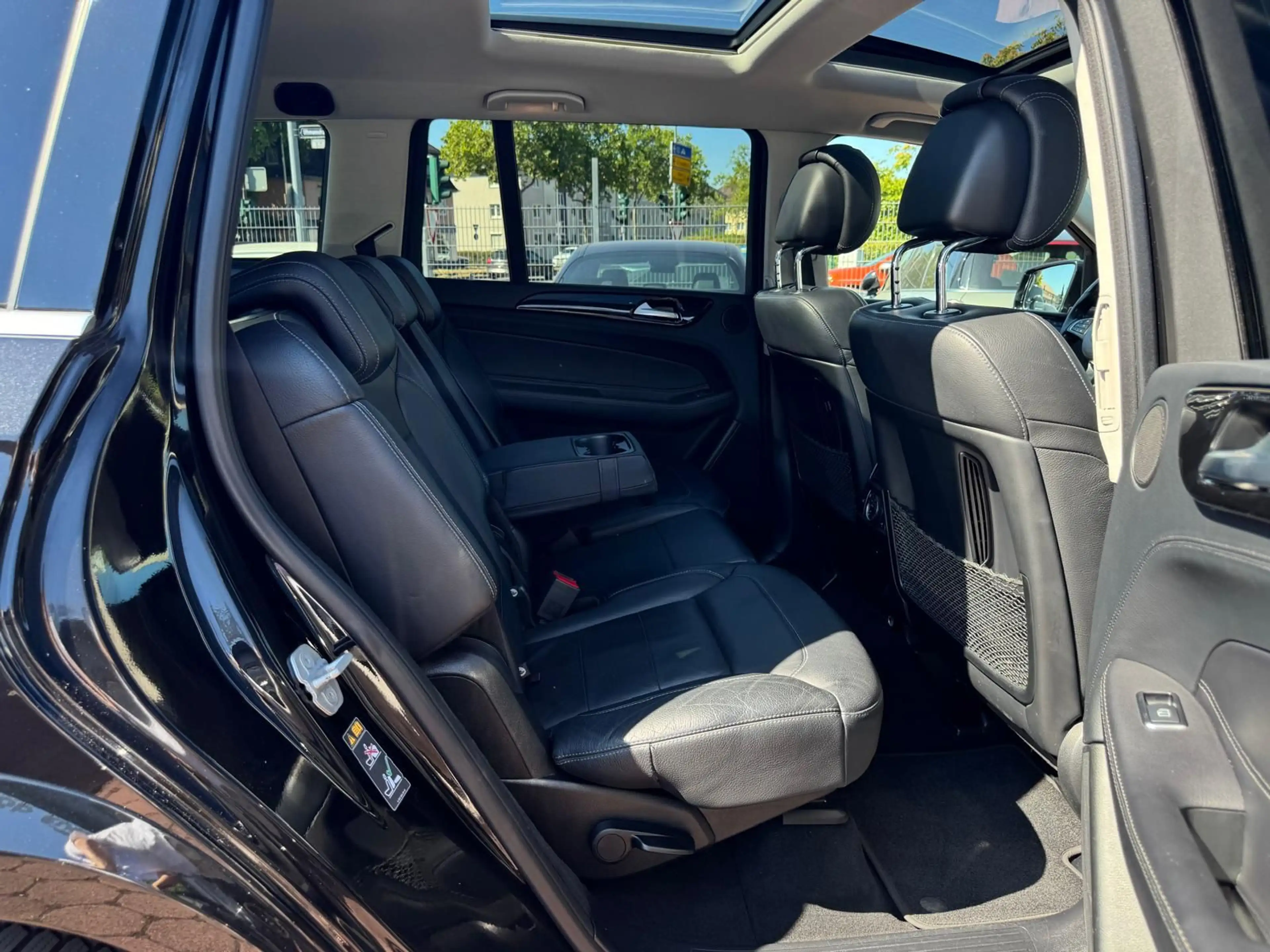 Mercedes-Benz GLS 350 d 4Matic AMG Line 7-SITZ PANO DISTR 360° — photo 12