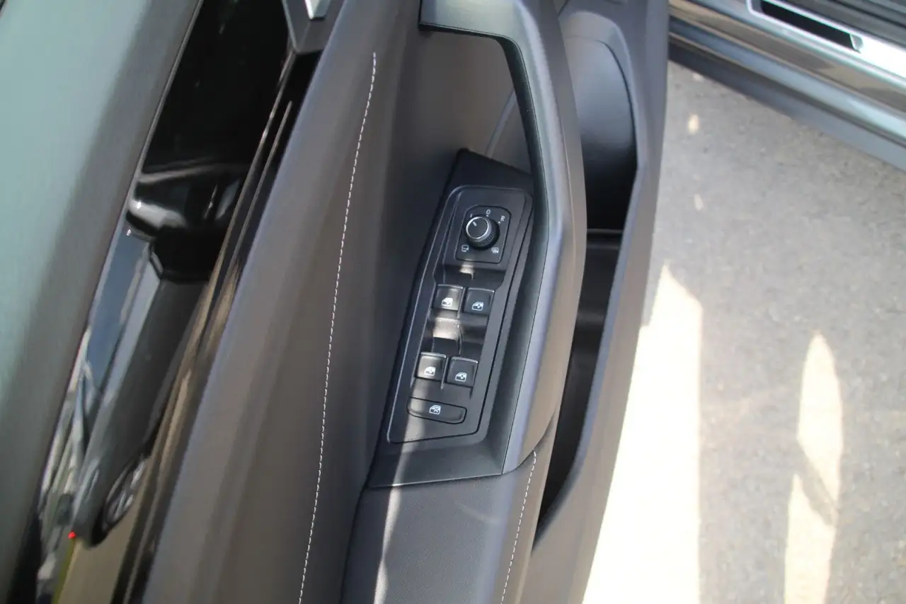 Volkswagen T-Roc R-Line TSI DSG AHK+Kamera+Ganzj 16