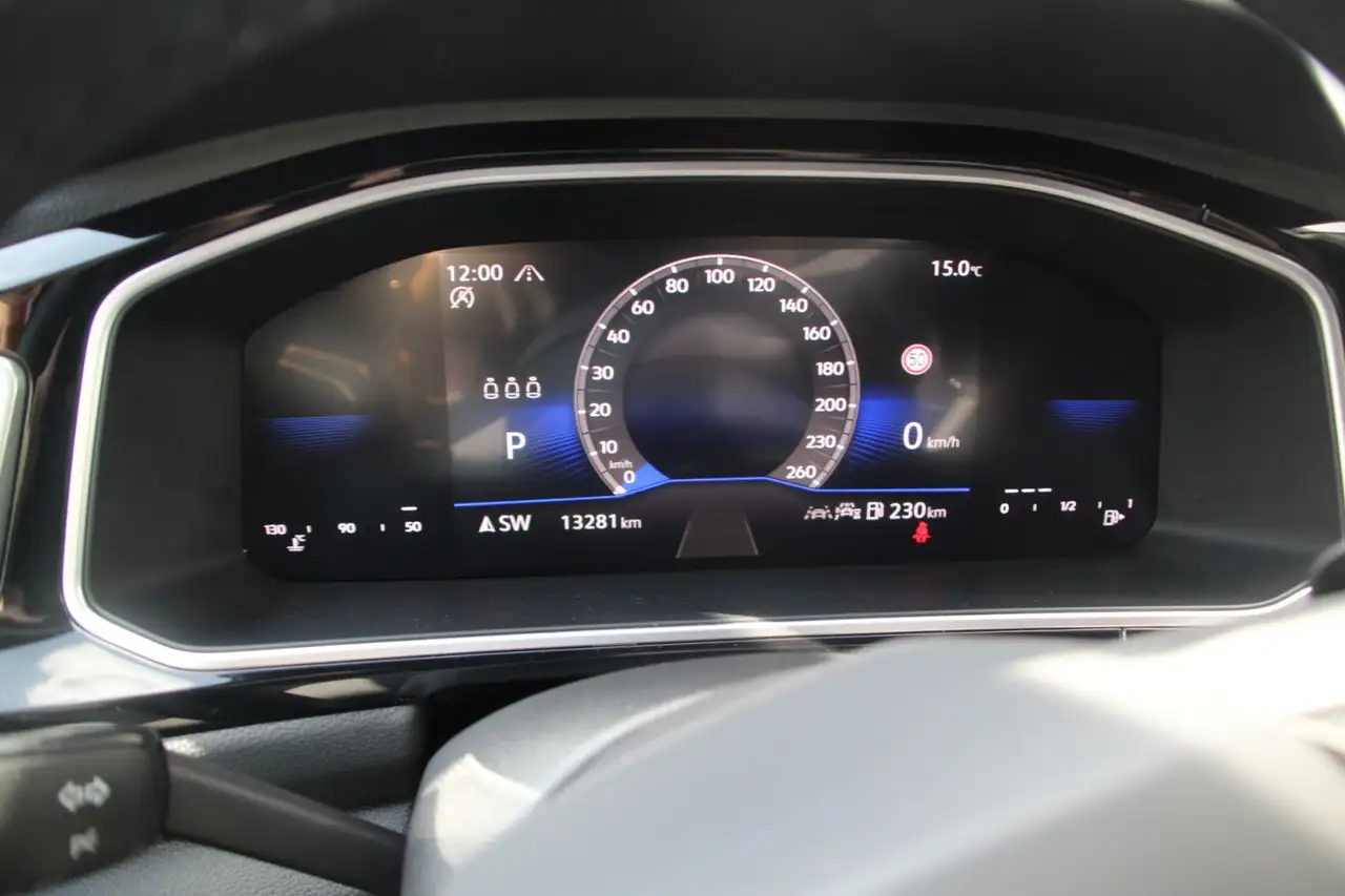 Volkswagen T-Roc R-Line TSI DSG AHK+Kamera+Ganzj 21