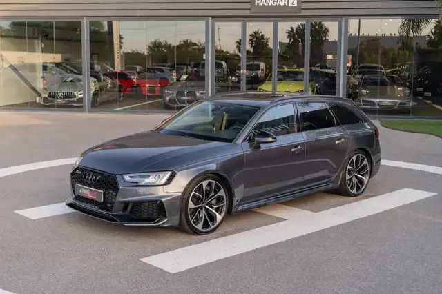 Audi RS4 view 3