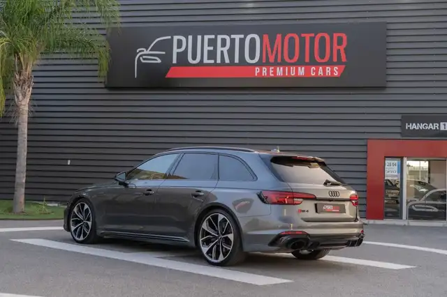 Audi RS4 view 4