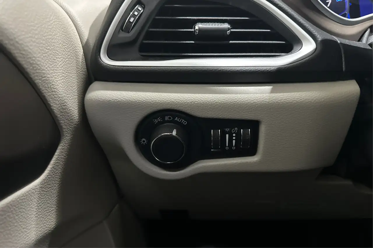 Chrysler Grand Caravan снимка Chrysler Grand Caravan