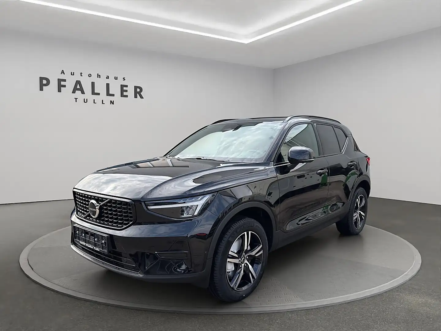 Volvo XC40 B3 Plus Dark Aut. Schwarz - 1