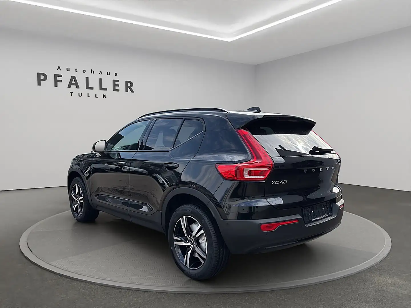 Volvo XC40 B3 Plus Dark Aut. Schwarz - 2