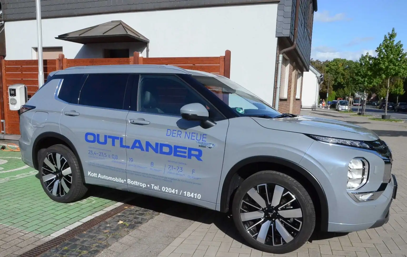Mitsubishi Outlander 2.4L PHEV TOP Grau - 1