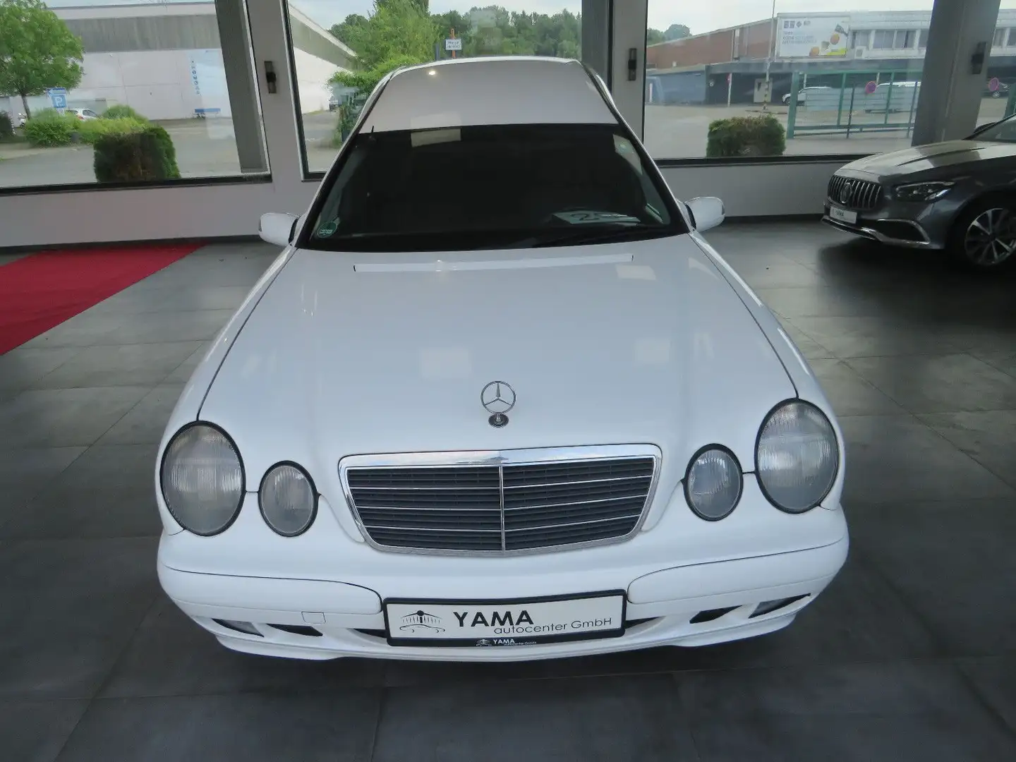 Mercedes-Benz E 220 CDI Stolle Bestattungswagen / Leichenwagen Weiß - 2
