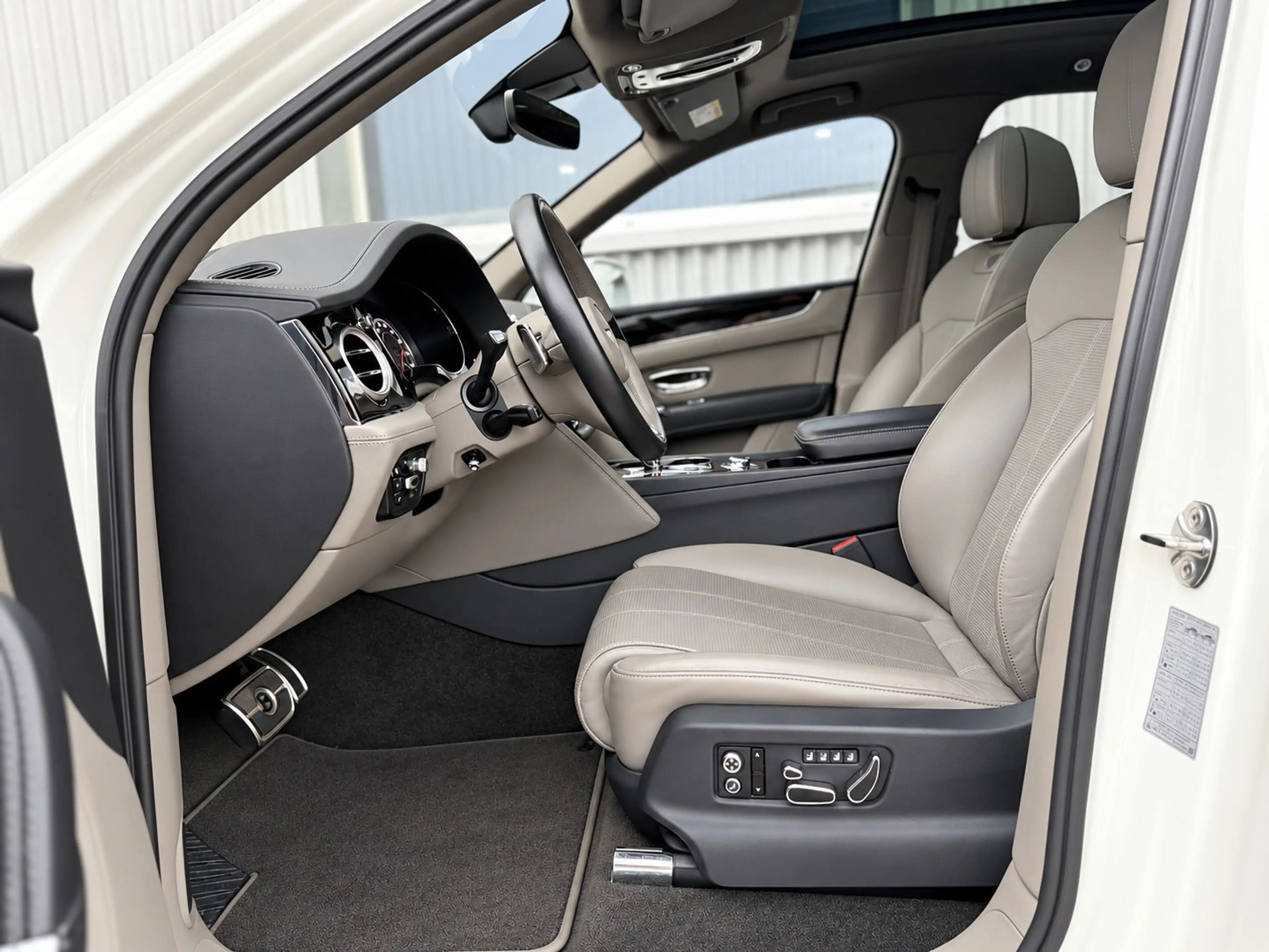 Bentley Bentayga V8 Diesel*NIGHT VISION*HUD*MASSAGE*360° — photo 15