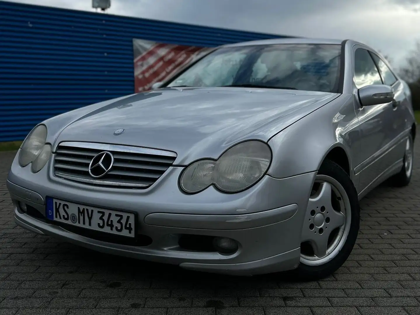 Mercedes-Benz 180 srebrna - 2
