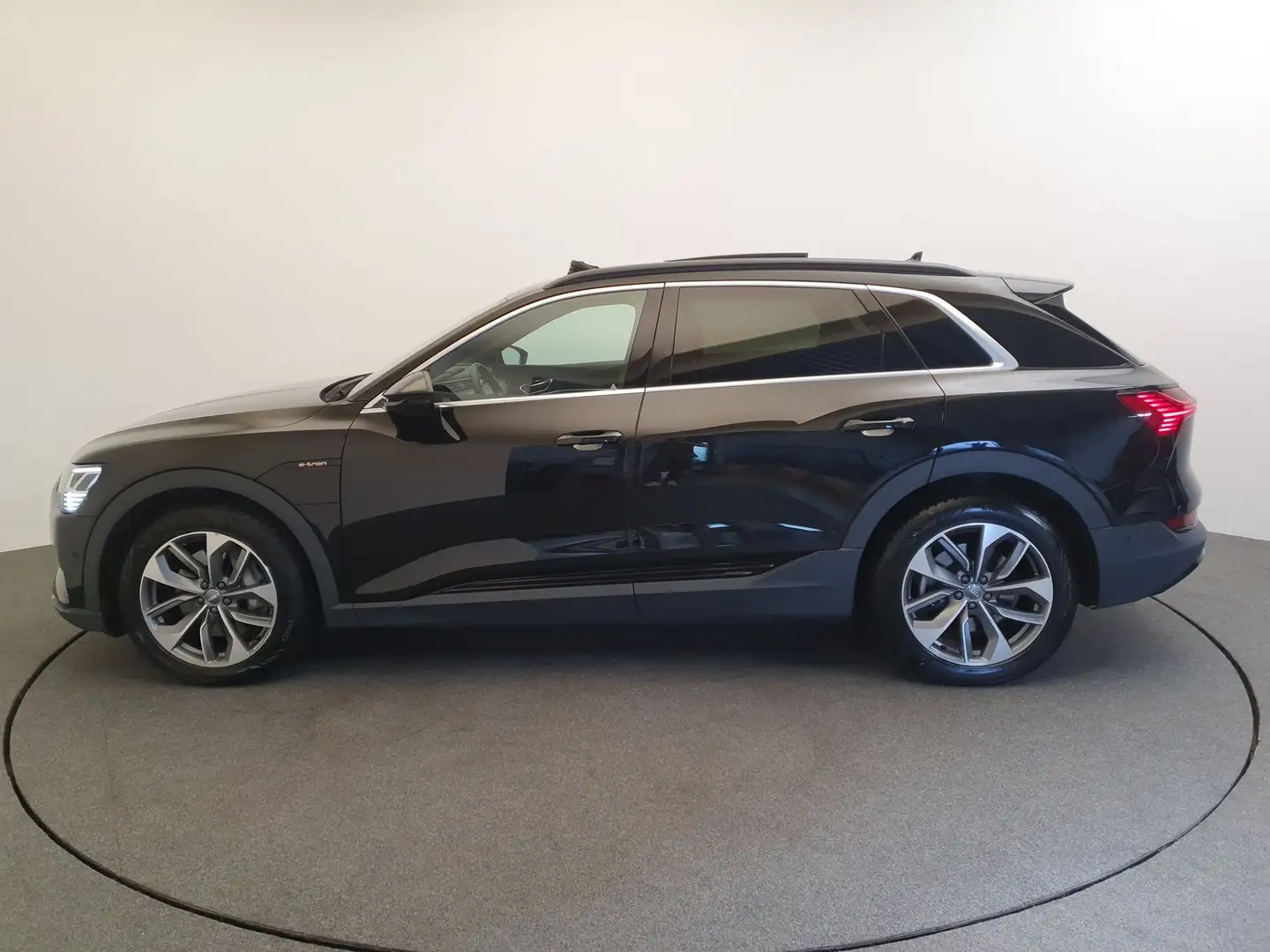 Audi e-tron 55 408pk Quattro Business edition Plus 95 kWh Head Zwart - 2