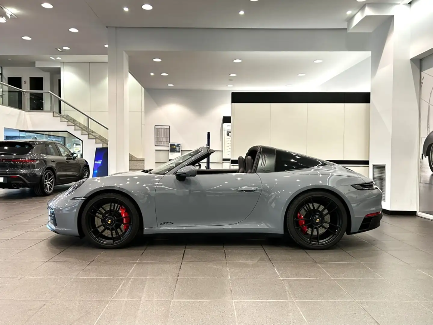 Porsche 992 Targa 4 GTS PDK Gris - 2