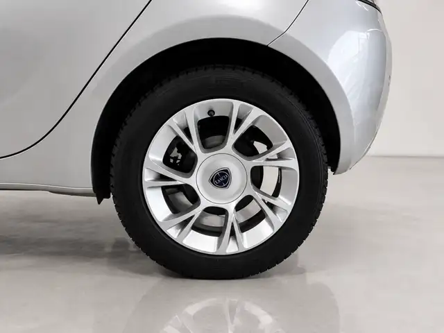 Lancia Ypsilon view 4
