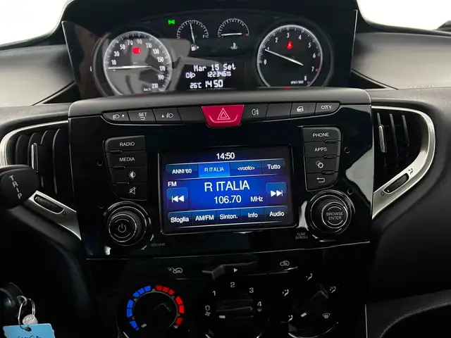 Lancia Ypsilon view 9