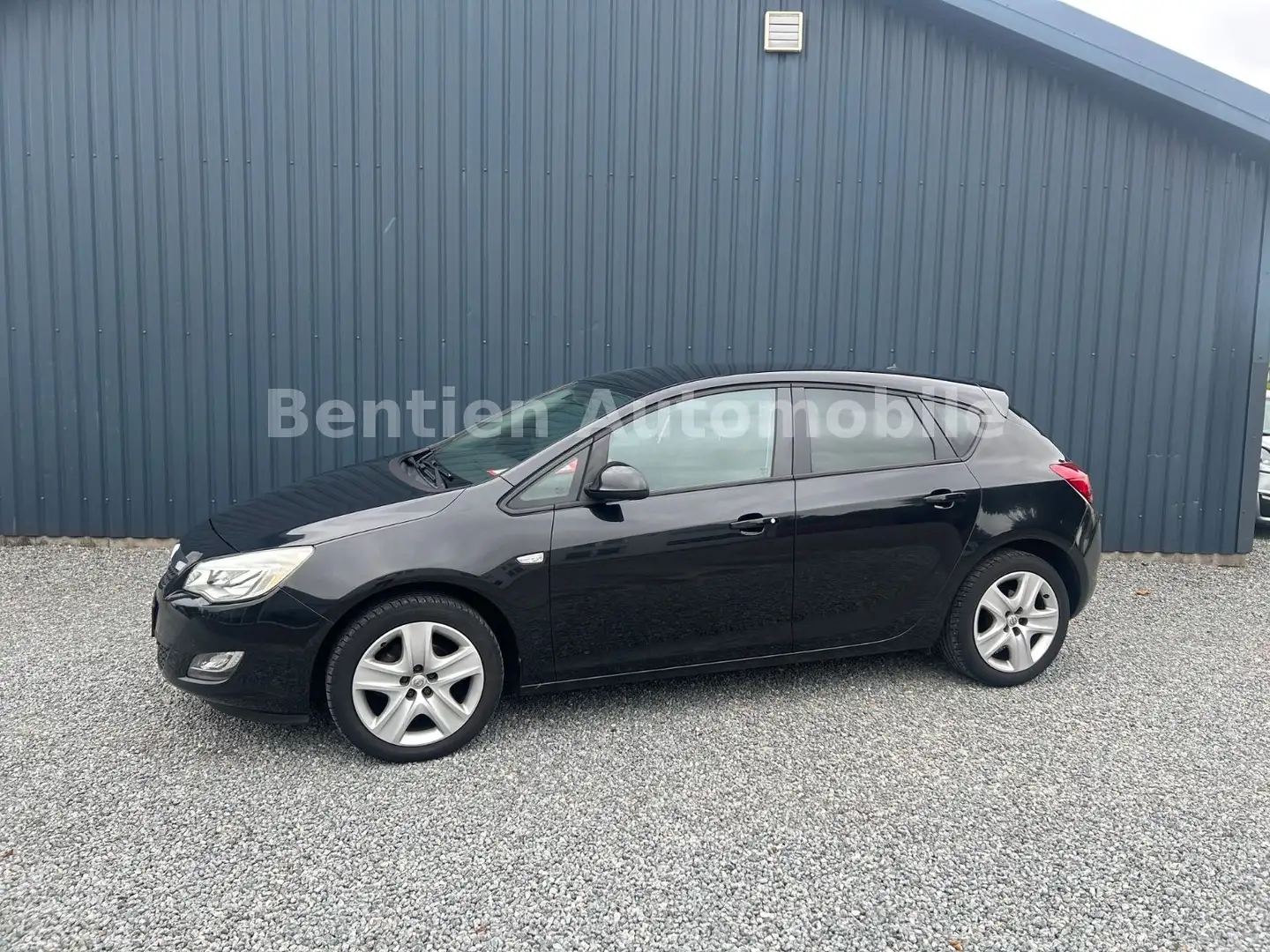 Opel Astra J Lim. 5-trg. Design Edition,Klima,SHZ,PDC Schwarz - 1