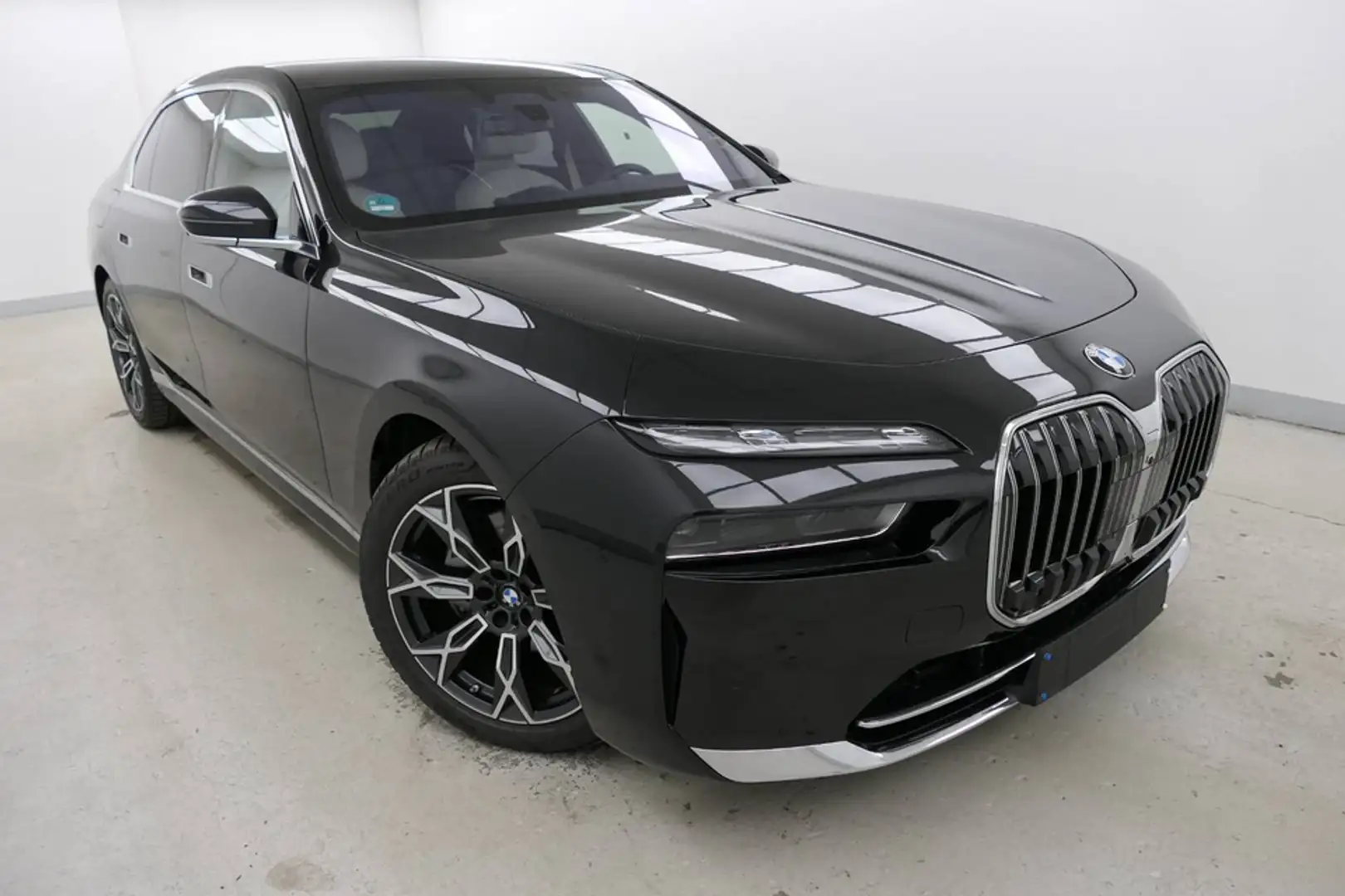 BMW 740 d xDrive Innovationsp. Sport Aut. Durchlade Schwarz - 2