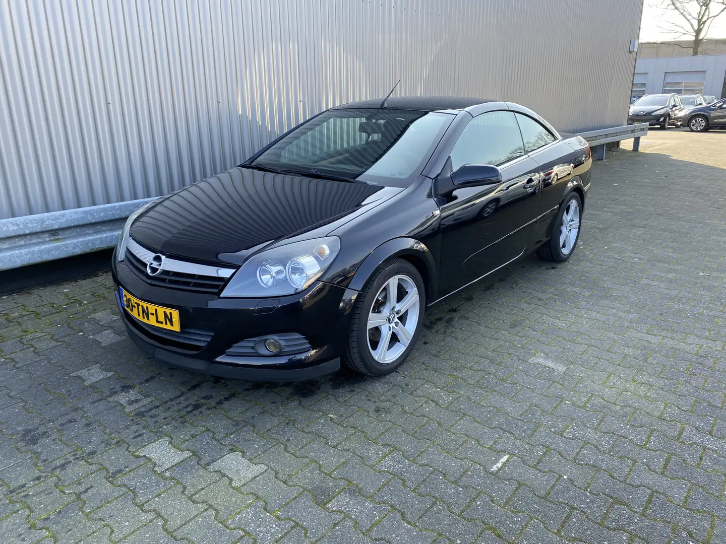 Opel Astra TwinTop 1.6 Cosmo 202Dkm.NAP, A/C, LM, nw. APK – I Zwart - 2