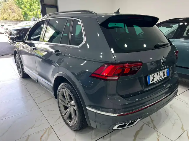 Volkswagen Tiguan view 4