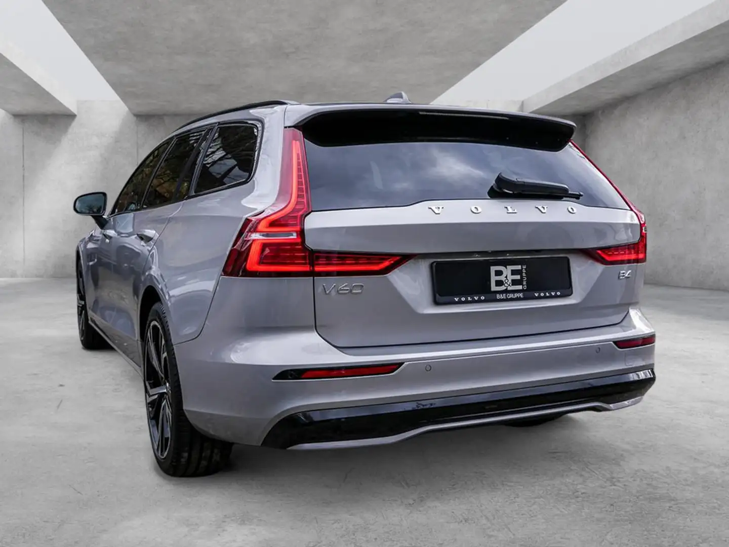 Volvo V60 B4 Plus Dark Navi Kam ACC BLIS HK SHZ LH Silber - 2