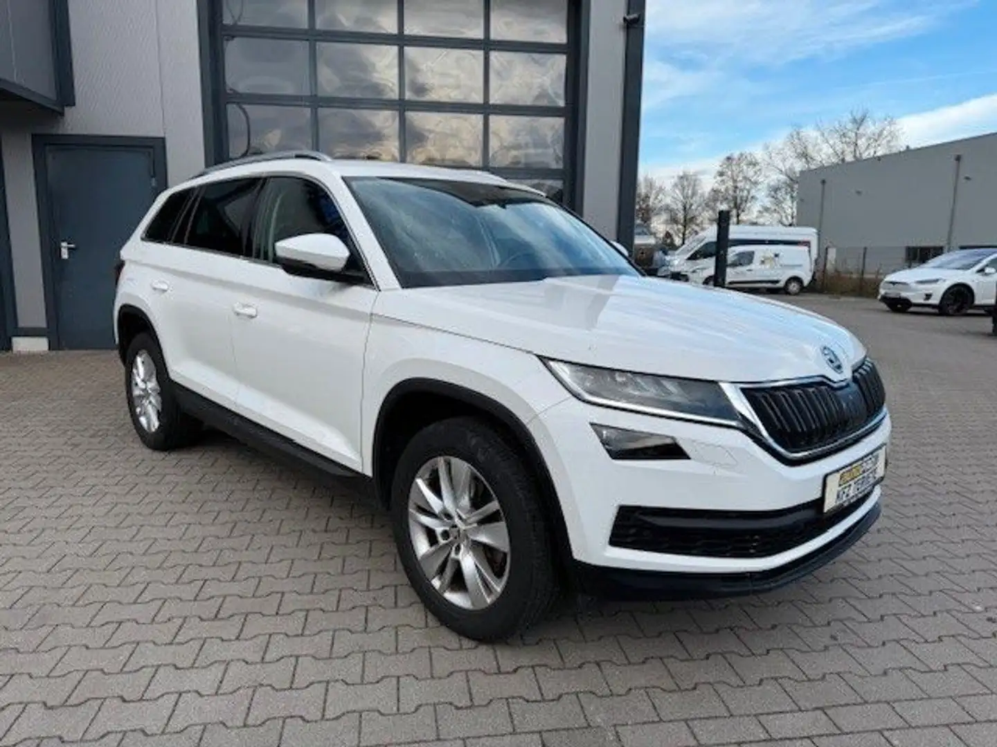 Skoda Kodiaq DSG 7 Sitzer ACC LED DAB NAVI Weiß - 1
