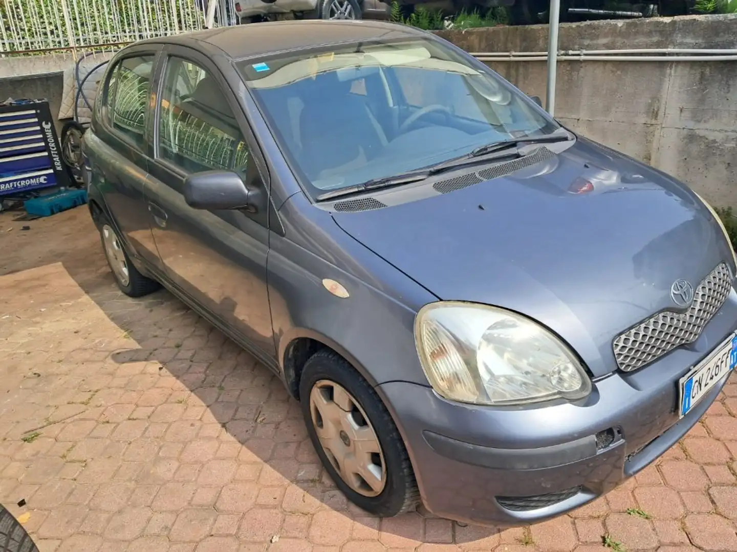 Toyota Yaris 1.0 5 porte Grigio - 1