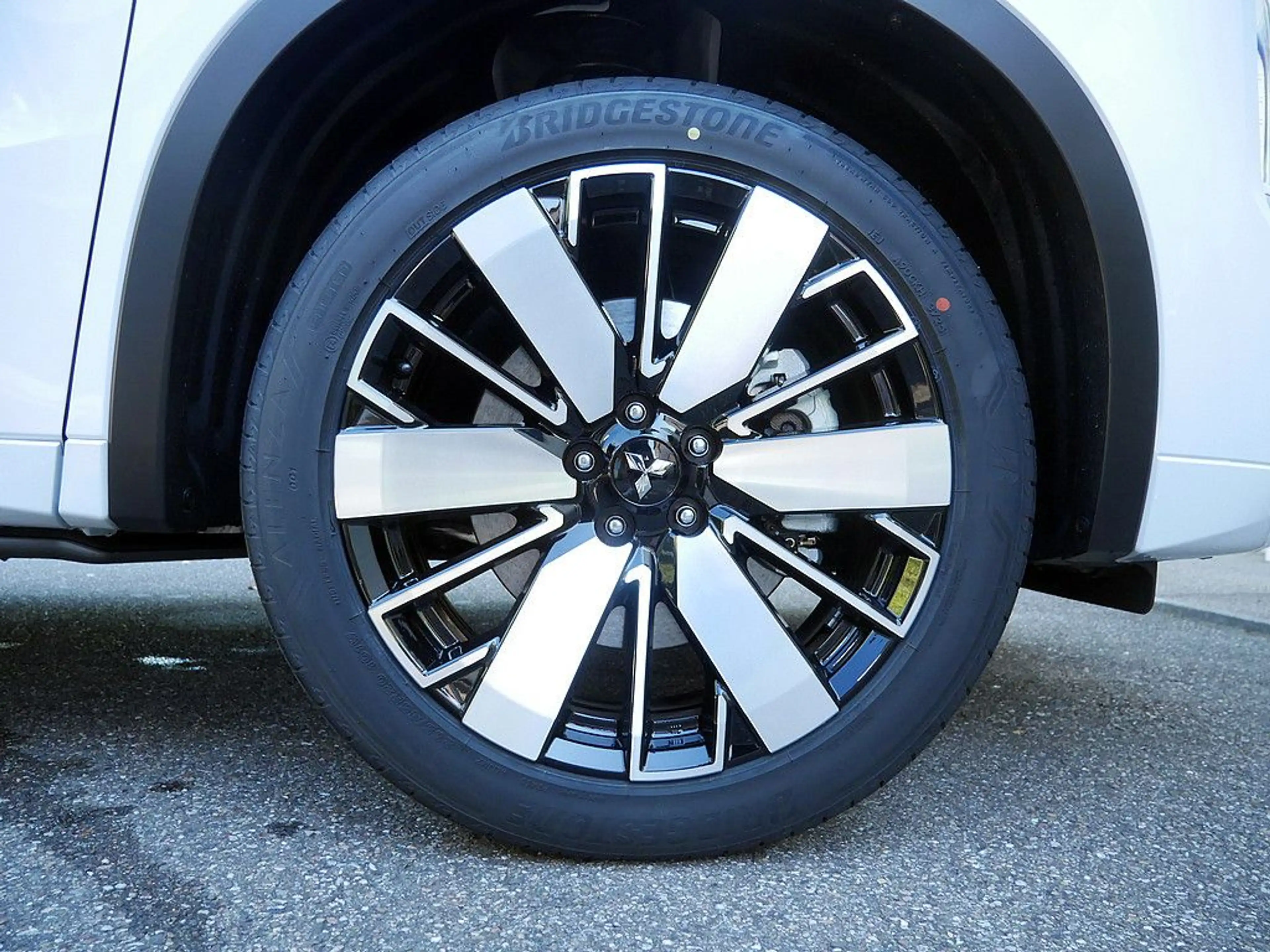Mitsubishi Outlander 2.4l PHEV Diamant TOP LED PANO 360° — photo 7