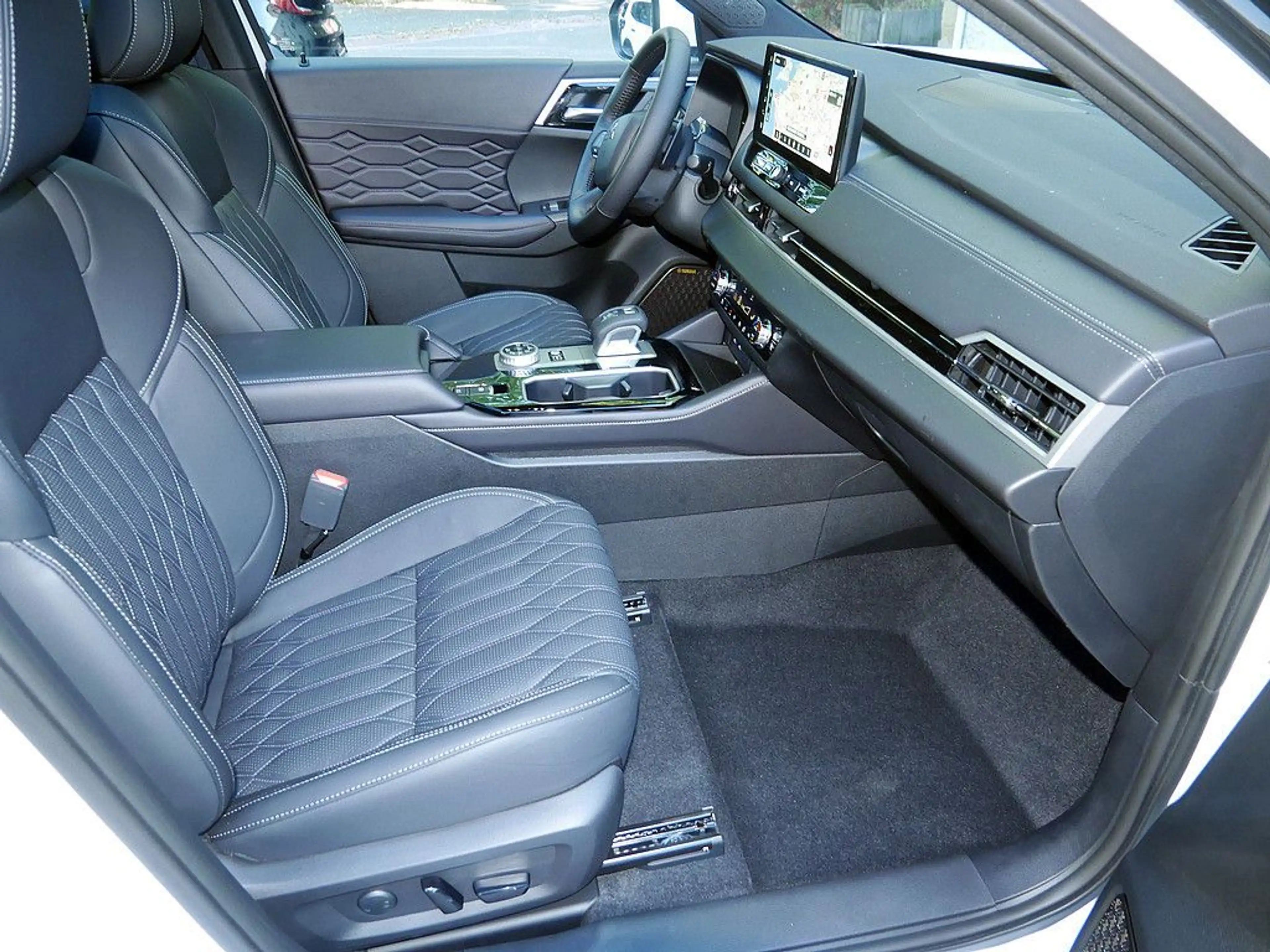 Mitsubishi Outlander 2.4l PHEV Diamant TOP LED PANO 360° — photo 8