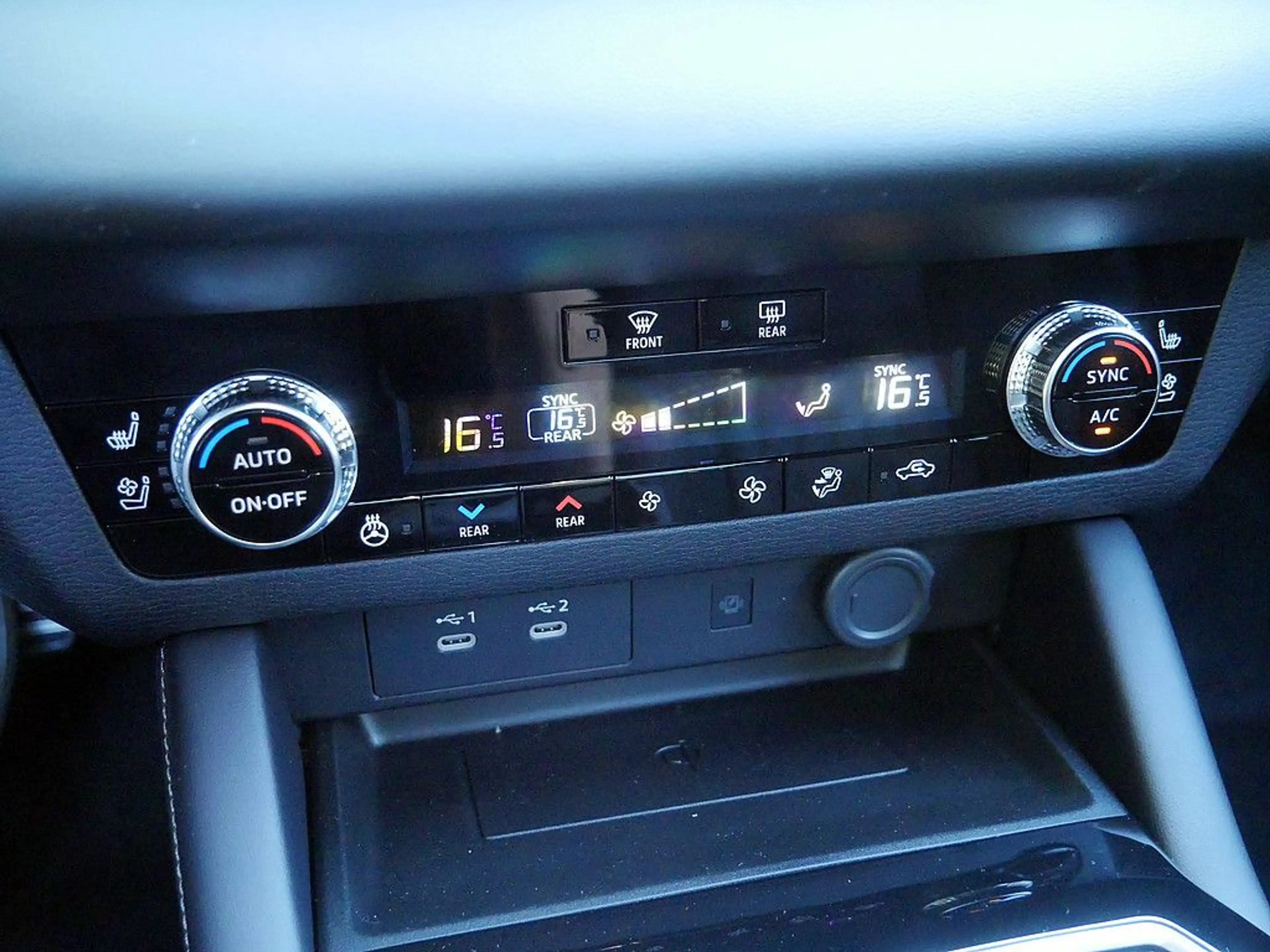 Mitsubishi Outlander 2.4l PHEV Diamant TOP LED PANO 360° — photo 15