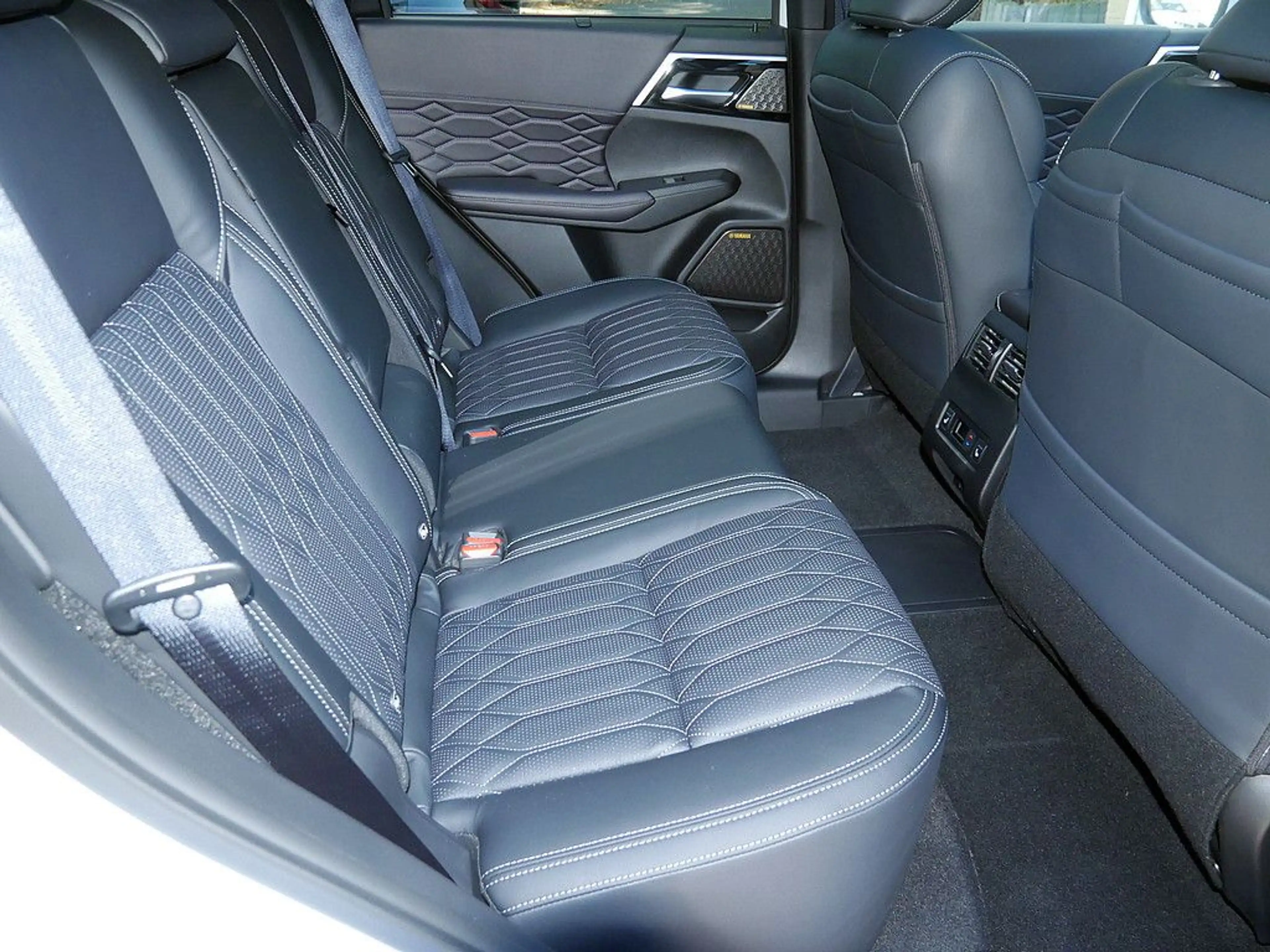 Mitsubishi Outlander 2.4l PHEV Diamant TOP LED PANO 360° — photo 9