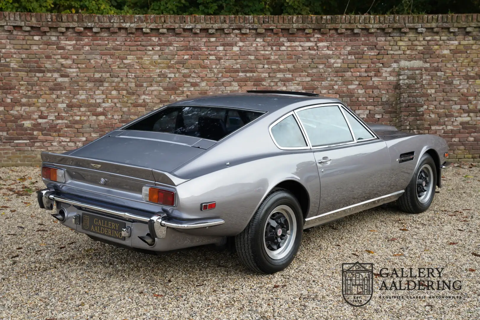 Aston Martin V8 Sports Saloon Desirable LHD, 5 speed manual, carbu Argent - 2