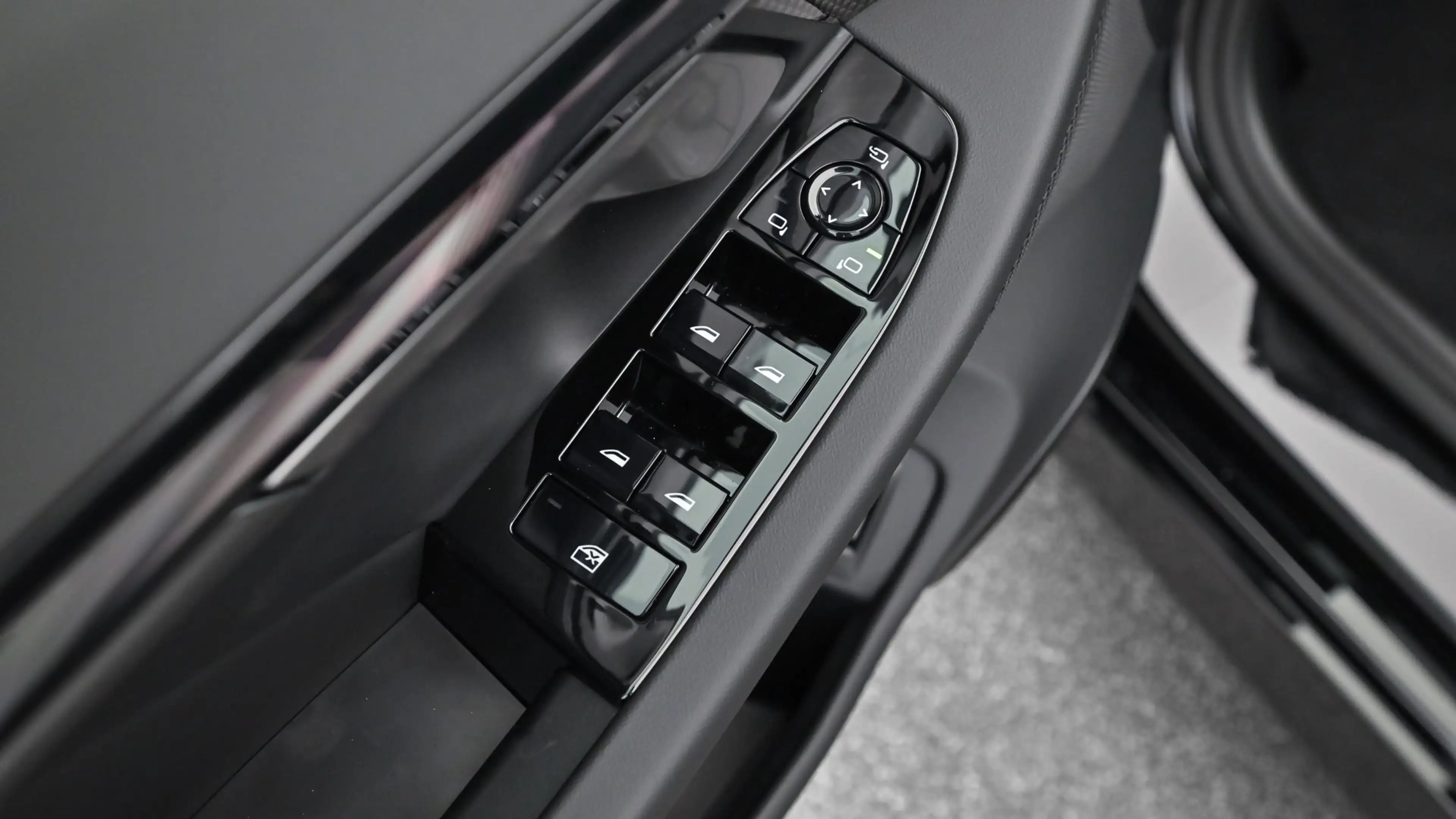 BMW 550 e xDrive M-Sportpaket Pro — photo 11