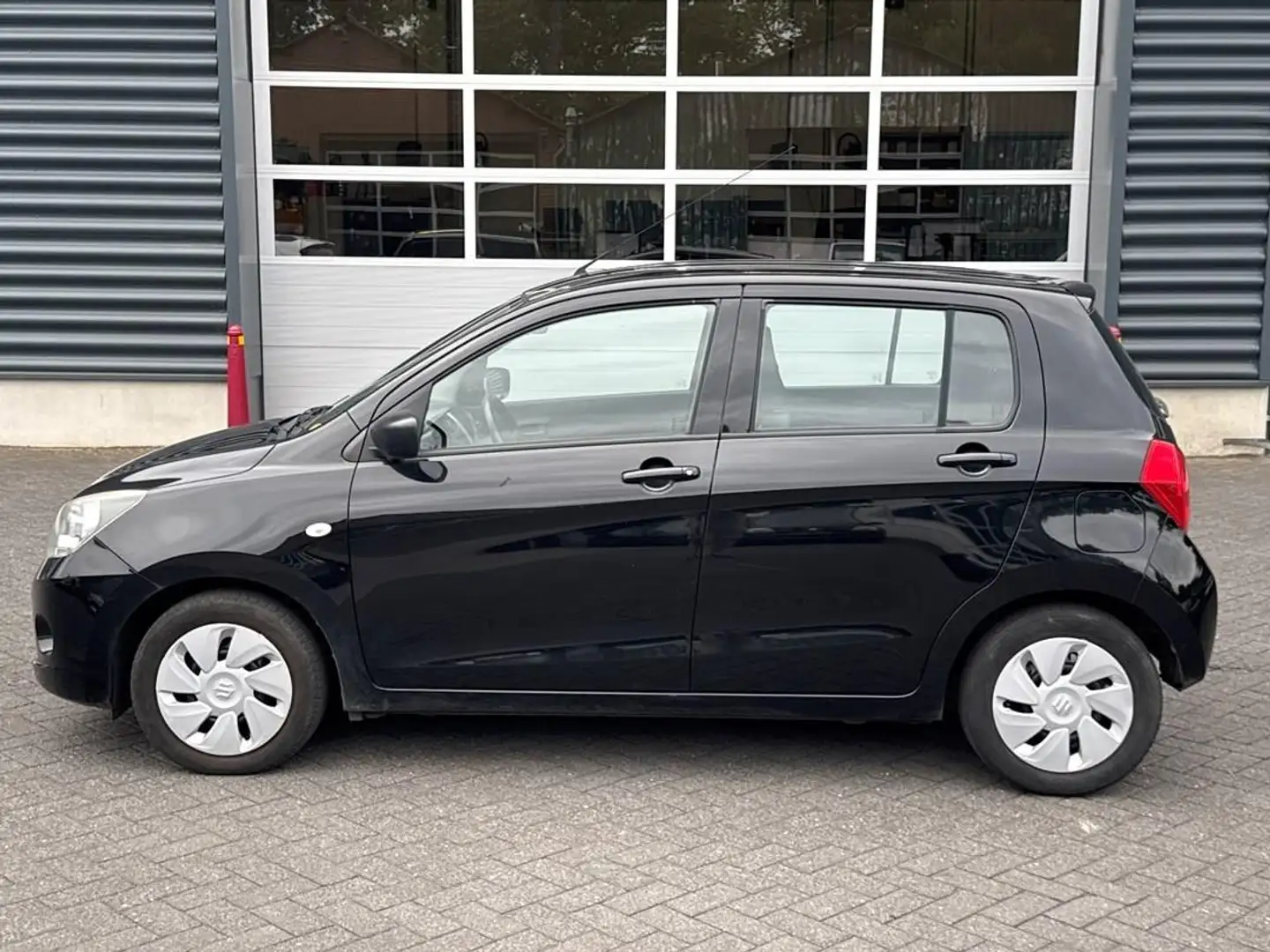 Suzuki Celerio 1.0 Comfort airco, radio, navigatie Zwart - 2