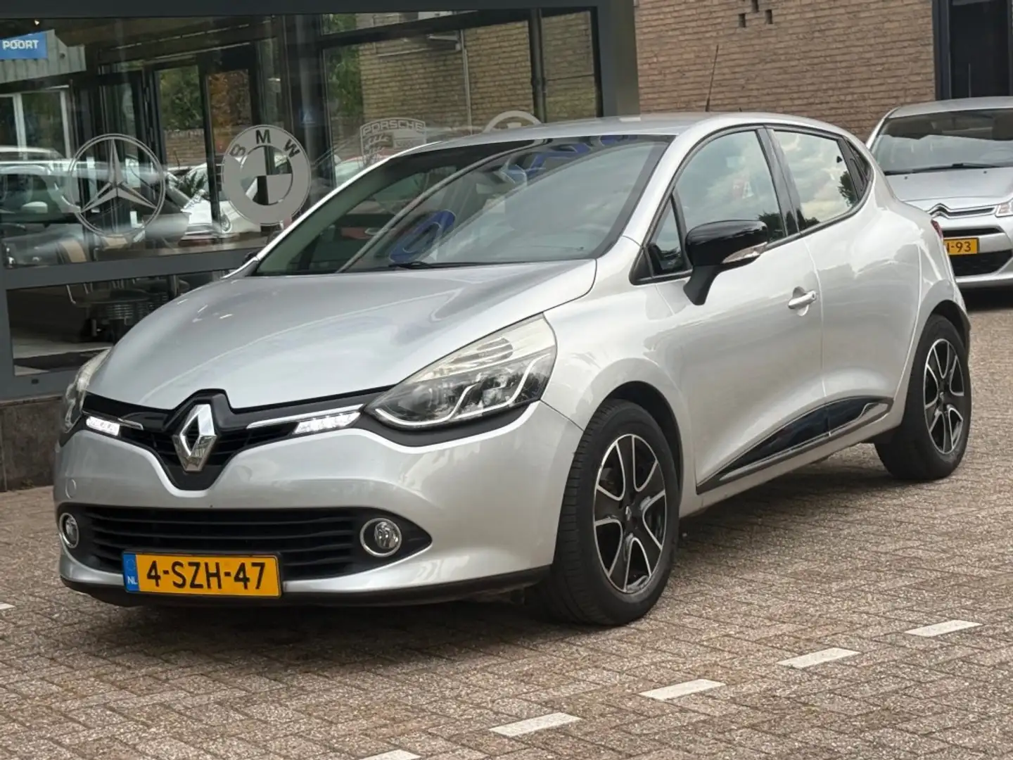 Renault Clio 0.9 TCE Dynamique Navi Airco Camera Cruise Grijs - 2