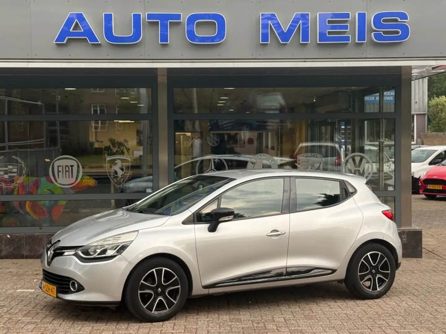 Renault Clio 0.9 TCE Dynamique Navi Airco Camera Cruise Grijs - 1