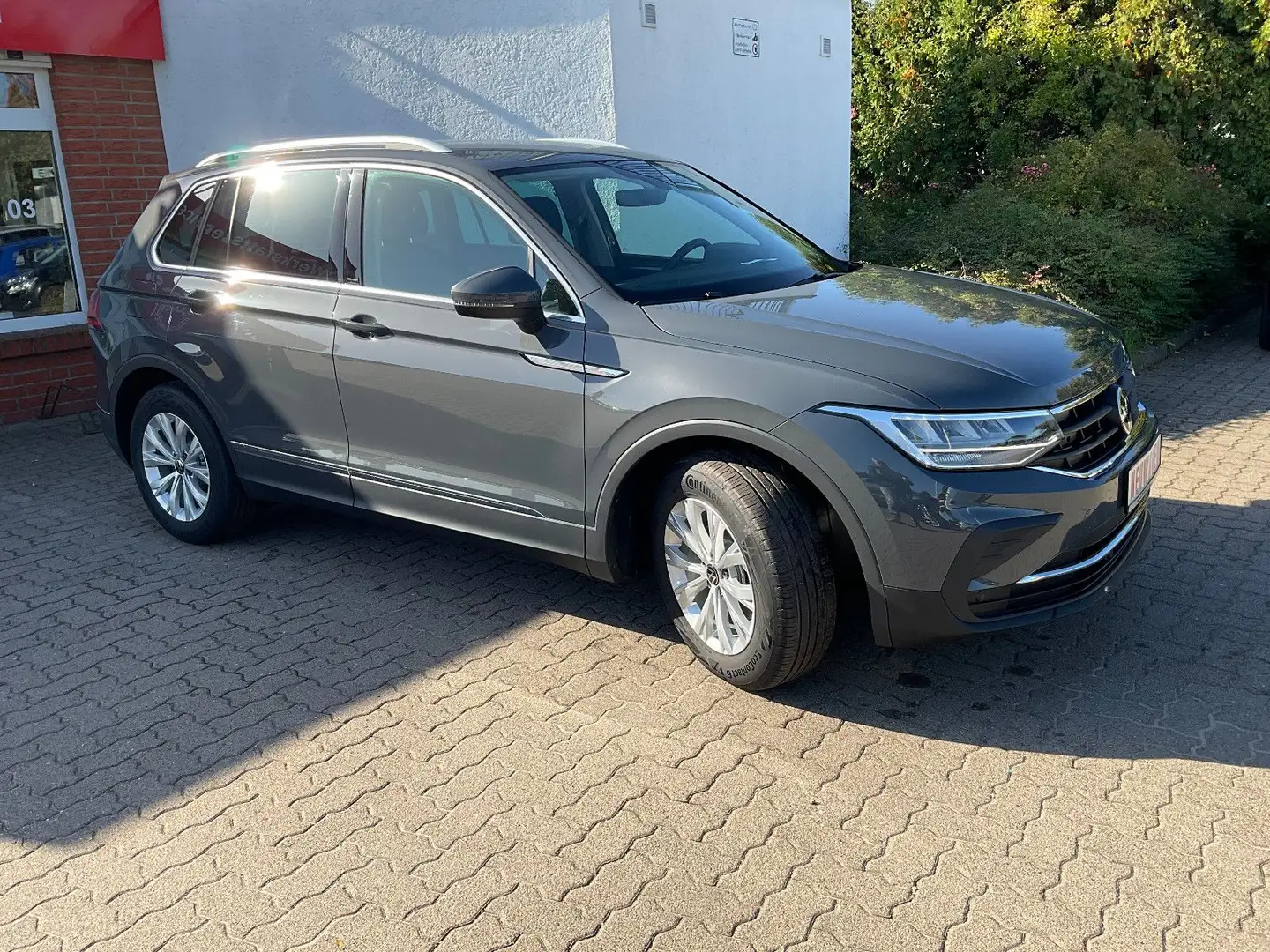 Volkswagen Tiguan Life*Navi*AHZV schwenk*Licht-&Regensens* Grau - 2