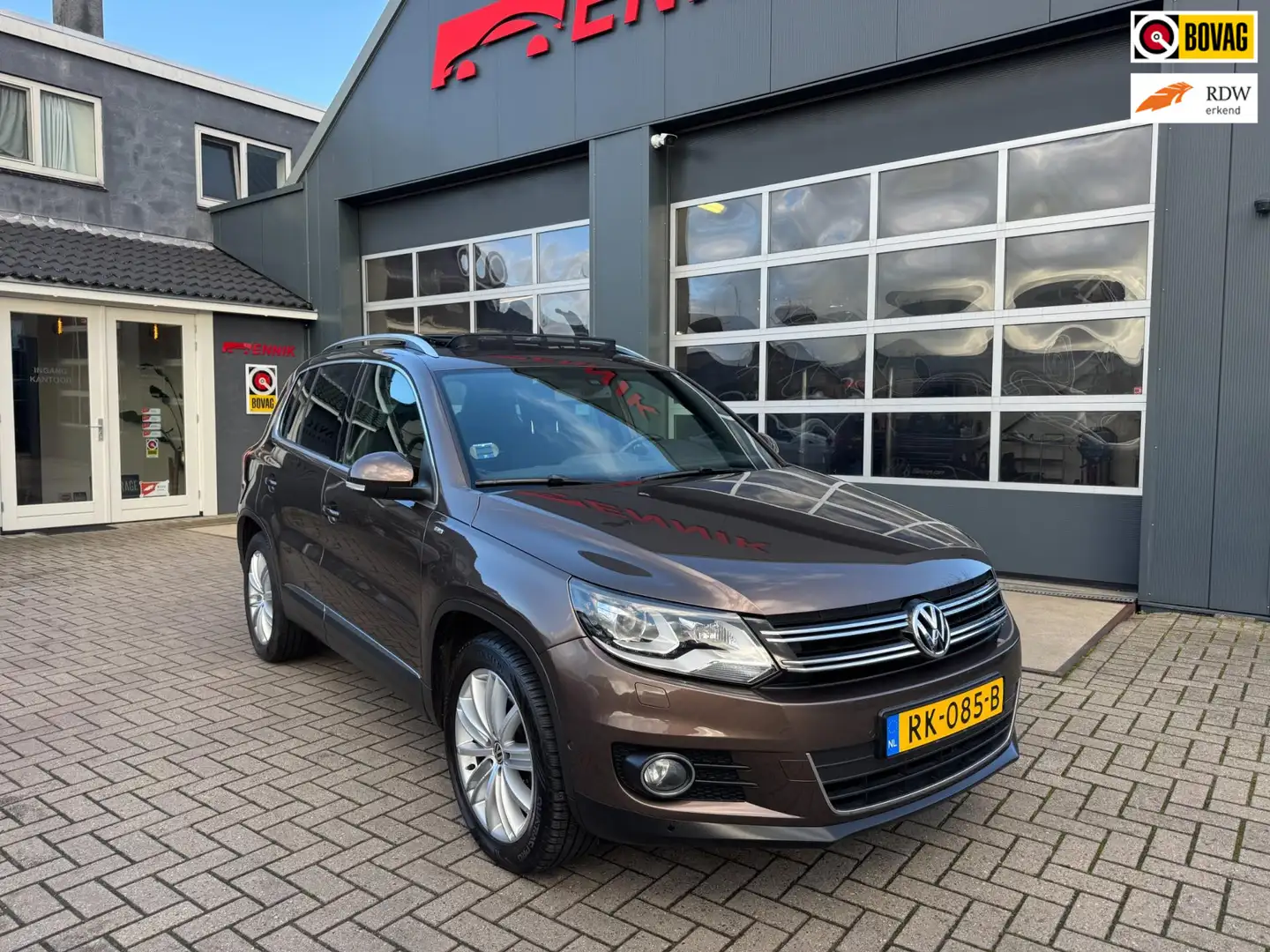 Volkswagen Tiguan 1.4 TSI R-Line Edition / Pano / LED / Trekhaak / Z Brun - 1