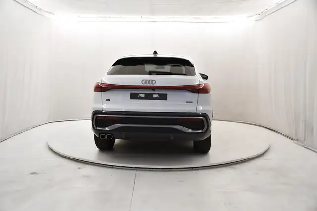 Audi Q5 view 4