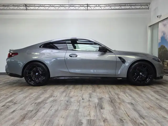 BMW M4 view 5